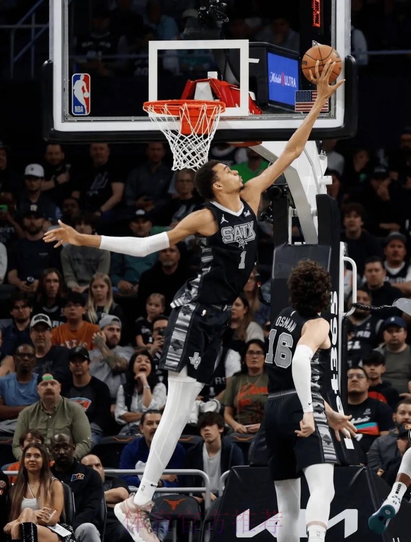 沃特斯上篮被帽 文班亚马暴扣得手 沃特斯上篮被帽 文班亚马暴扣得手